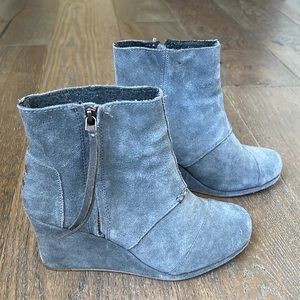 Toms size 9 gray suede wedge boots